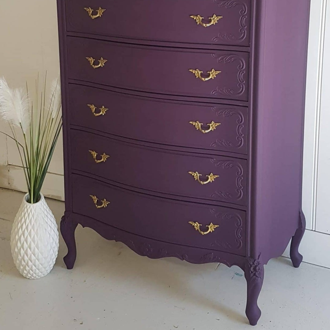 Kommode malt med purple Rain, gullfargede håndtak