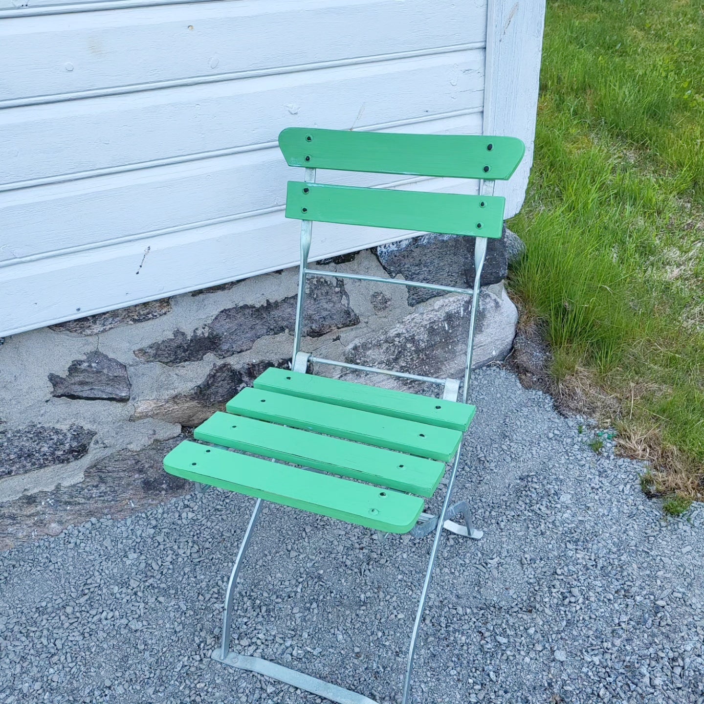 Lyse grønn hagestol i kalkmalingsfargen Emerald Green