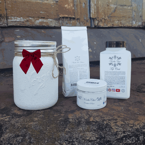 Norgesglass malt med kalkmaling og texture, Pose med Nordich Chic Texture, boks med top Coat(lakk), liten boks med kalkmaling, farge Whipped Cream