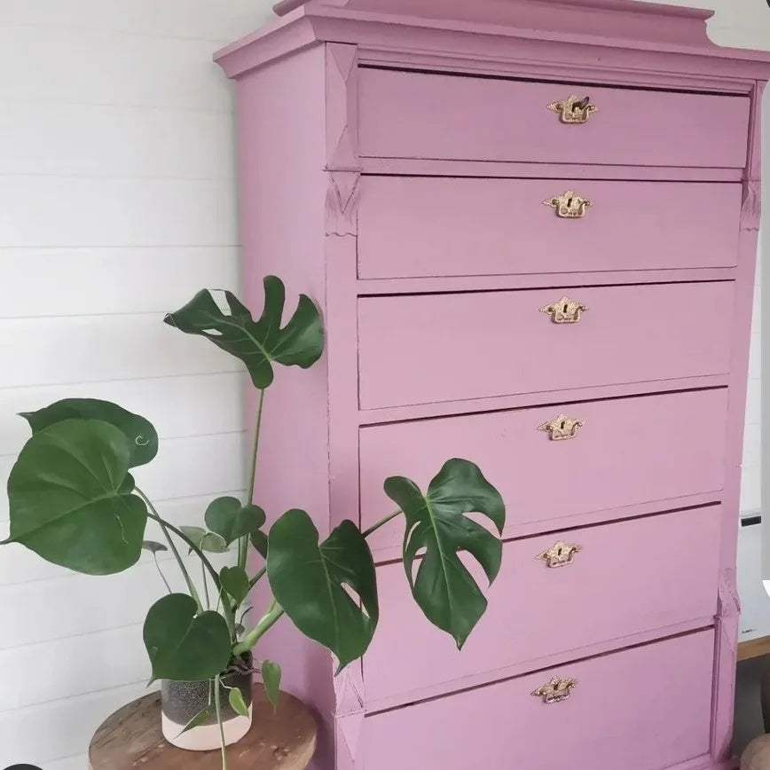 Gammel flott kommode malt med kalkmaling i farge mama rosa