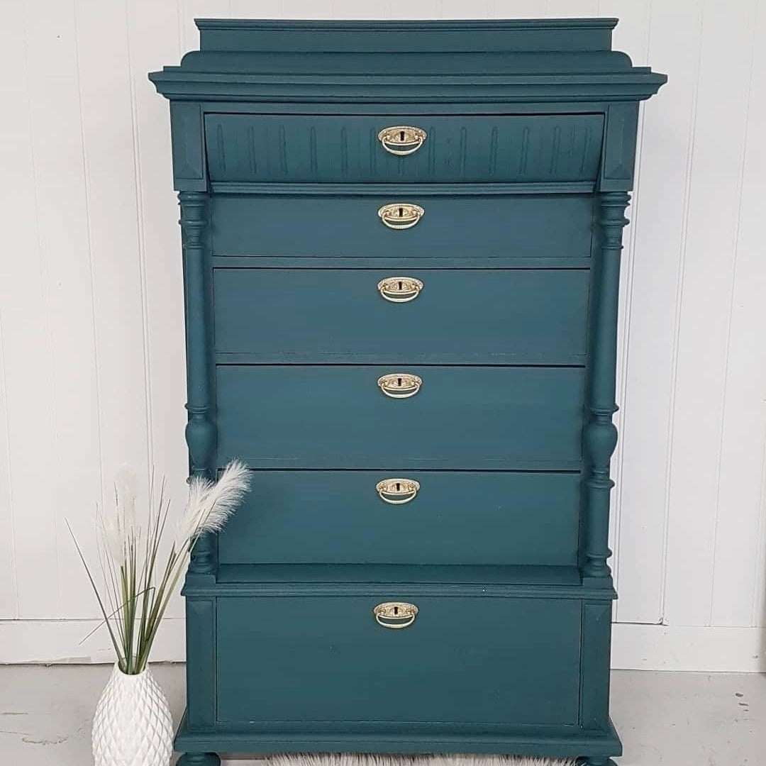 Gammel kommode malt i fargen petronella