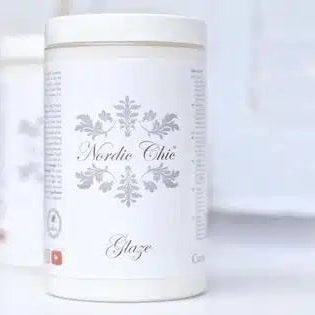ordic Chic Glaze 400 ml – dekorativ glaze for kalkmaling og umalte flater, produktbilde av hvit boks med elegant grå design på lys bakgrunn.