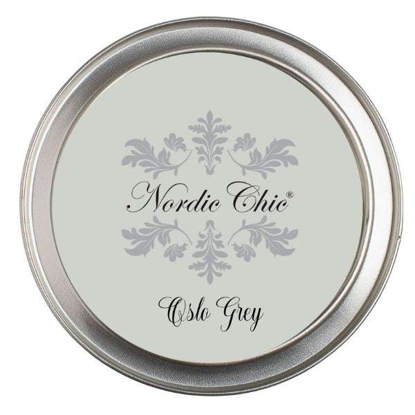 Vegger malt med Oslo Grey kalkmaling – en sofistikert, grå nyanse med matt finish. Skaper et moderne, harmonisk uttrykk for tidløse interiører og møbler.