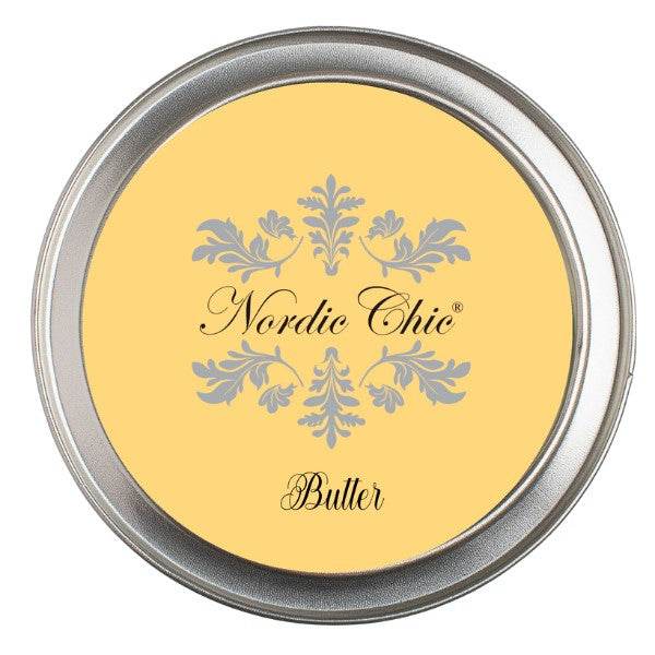 Rom malt med Butter kalkmaling – en varm, dempet gulfarge med matt finish. Skaper et mykt, innbydende uttrykk og passer perfekt til lyse, naturlige interiører.