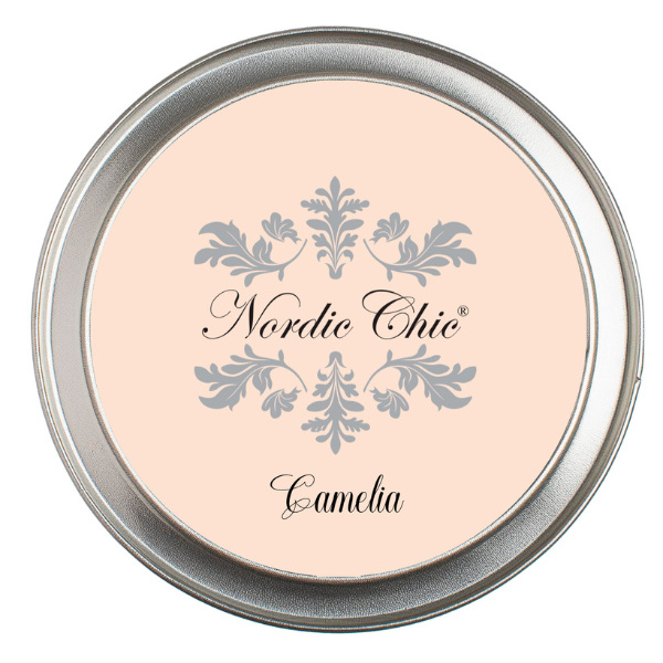 utendørs kalkmalingsfargen Camelia, en lys beige nyanse med et hint av rosa og matt tekstur, som gir et elegant og naturlig uttrykk.