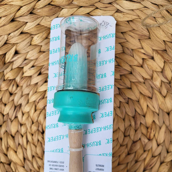 Eco Brush - en smal, rund og litt spiss syntetisk pensel med en tett beholder