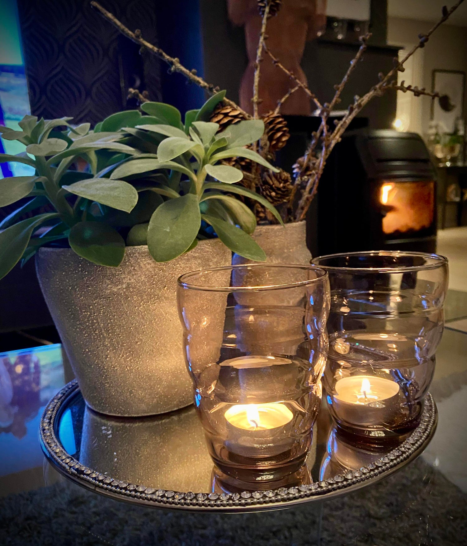 Blomsterpotter malt i betonglook og to glass med t-lys på et brett