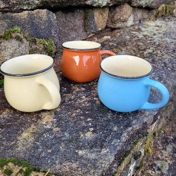 tre stk. kaffekopper i retrostil. farge beige, blå og brun