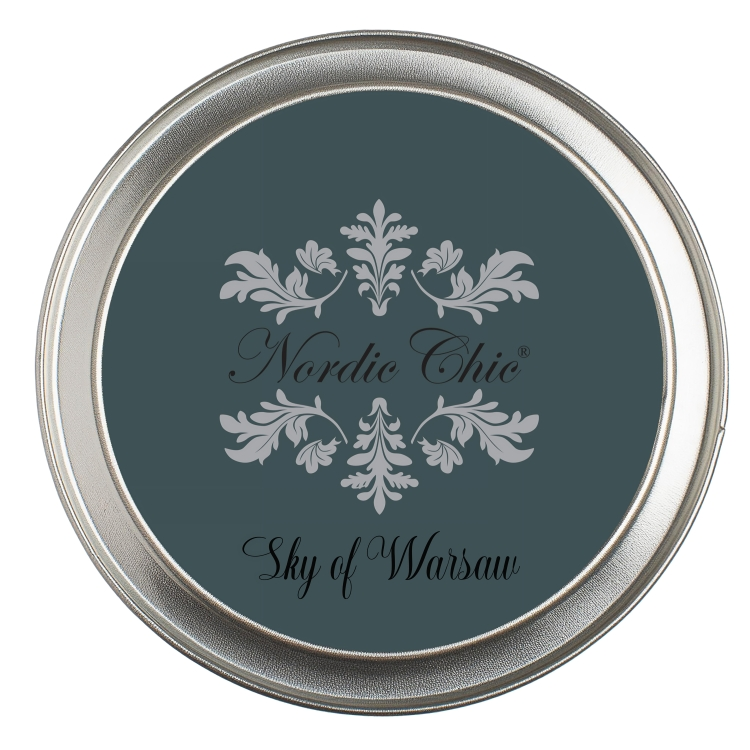 kalkmalingsfargen Sky of Warsaw, en mørk dus blågrønn nyanse med matt tekstur, som gir interiøret en elegant og beroligende atmosfære.