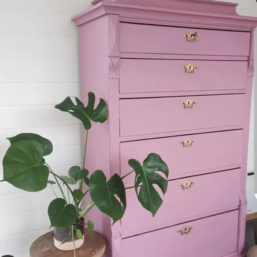 Rosa kommode, malt med kalkmaling i fargen Mamma Rosa