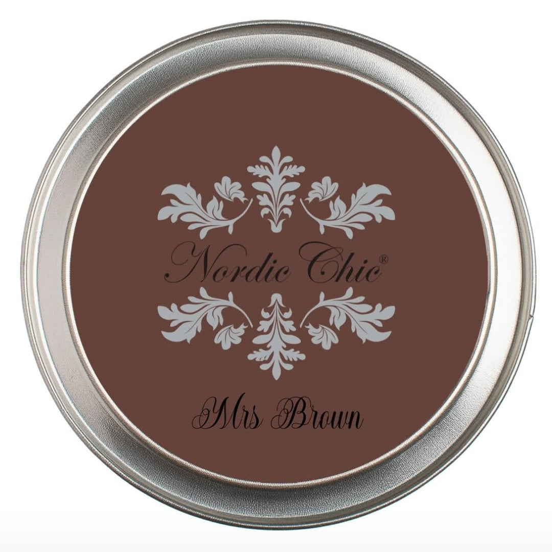 Mørk brun sjokoladefarget kalkmaling for interiør